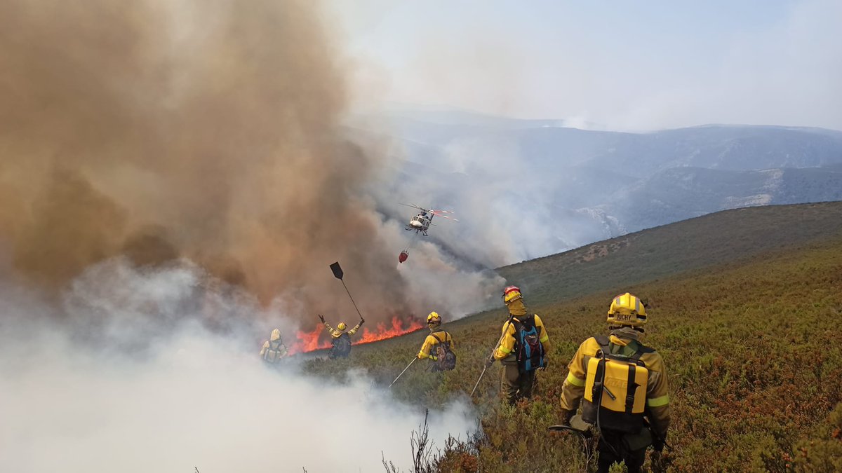 AT_Brif's tweet photo. @BrifLaza se encuentra en estos momentos 13:00h realizando ataque directo sobre las llamas con apoyo de sus 🚁 🚁 #IFPradoalbarVilariño https://t.co/4W1sFs04ZD