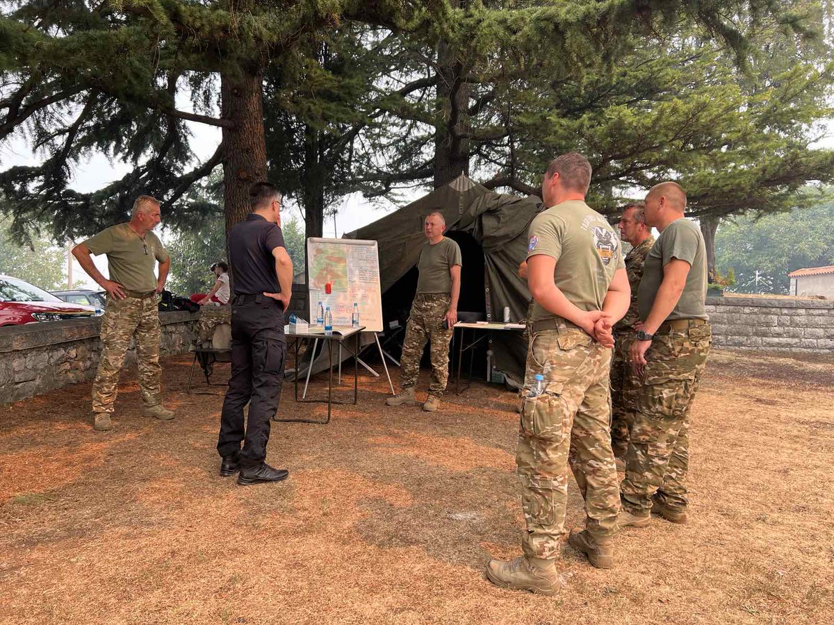 sarecmarjan's tweet image. Znotraj štaba deluje tudi štab @Slovenskavojska , ki koordinira aktivnosti Slovenske vojske. Aktivirana je bila tudi inženirska enota z bagerjem, ki bo sodelovala v čiščenju terena. V pripravljenosti je tudi brezpilotni letalnik s termo kamero.