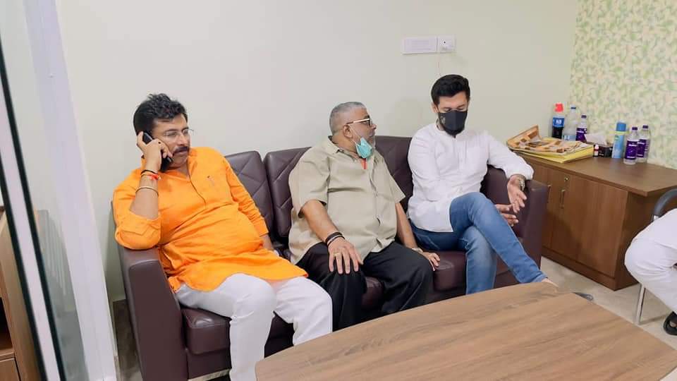 iChiragPaswan's tweet photo. आशा दीदी अपन��� इलाज के लिए बिग हॉस्पिटल पटना में एडमिट है, आज उनसे अस्पताल में जाकर मुलाकात की और उनका हाल-समाचार जाना। साथ ही जीजाजी श्री अनिल साधु जी से मुलाकात की। https://t.co/kMbwAOUCzA