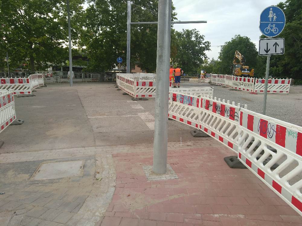 md_melder's tweet photo. 21.07.2022:

Radweg durch Mast blockiert
https://t.co/HhiiRSUaJn
Bild: LH Magdeburg https://t.co/O3ARCvYwMU