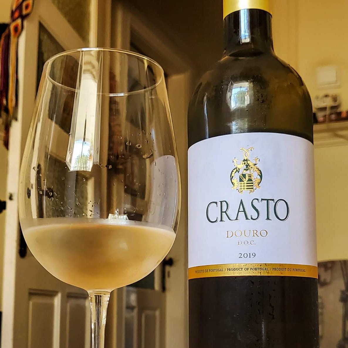 Crasto White 2019. 😋 This wine is made from traditional Douro white grape varieties - Viosinho, Rabigato e Gouveio.  💛🙌🏻✨
👉🏻 Be sure to look for your favourite #wine in your usual #restaurant or #wineshop. #StaySafe 🍀
#Douro #CrastoBranco #CrastoWhite #Vinhos #Wines #Wein