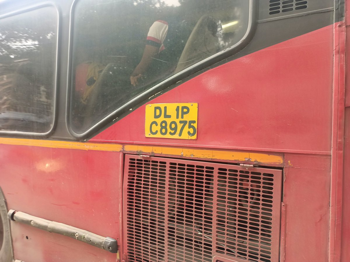 SadhanaKanojiy's tweet photo. ये 212 DTC की ac बस है जो 10:40am पर आनंद पर्वत डिपो से चली थी। मैं इसमें खालसा के स्टैंड से बैठी इस बस के ड्राइवर ने मलका गंज और कुछ स्टैंड पर जब महिलाएं चढ़ रही थी तो उनके लिए "ये कबाड़ आ गया, फ्री की सवारी" मार्शाल साथ में खूब हंसा। @dtchq_delhi https://t.co/P1zaQy7LUv
