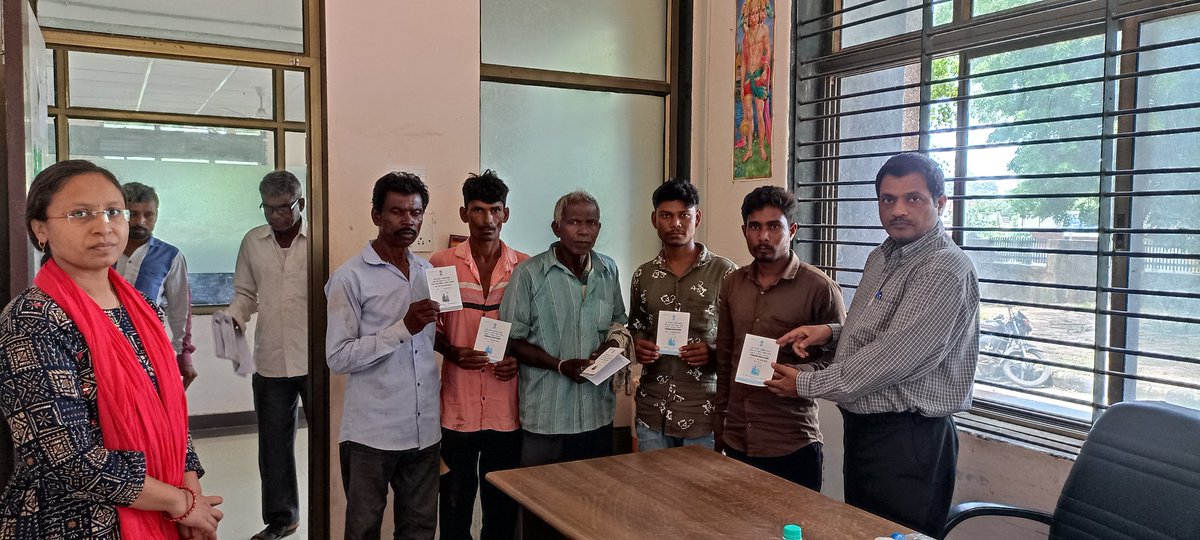 ભારે વરસાદના કારણે સંખેડા તાલુકાના અસગ્રસ્ત ગામોના લોકોના રેશનકાર્ડ નાશ થયેલ હોઈ અથવા ગંદા થયેલ હોઈ કલેકટર ઓફિસ દ્વારા મળેલ આદેશ મુજબ રેશનકાર્ડ તાત્કાલિક તૈયાર કરી આપવામાં આવ્યા.<a href="/collectorcu/">Collector Chhotaudepur</a>  <a href="/dsochhotaudepur/">DSOCHHOTAUDEPUR</a>  <a href="/sdmbodeli/">SDM Bodeli & ERO Sankheda 139</a>