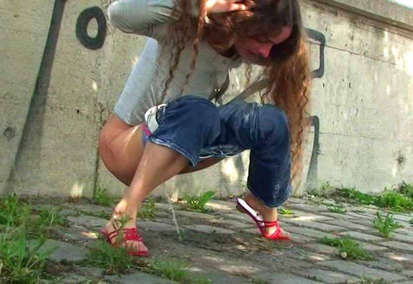 Cute ginger making she her shoes don’t get wet #caughtpeeing #girlpeeing #pee #peeingoutside