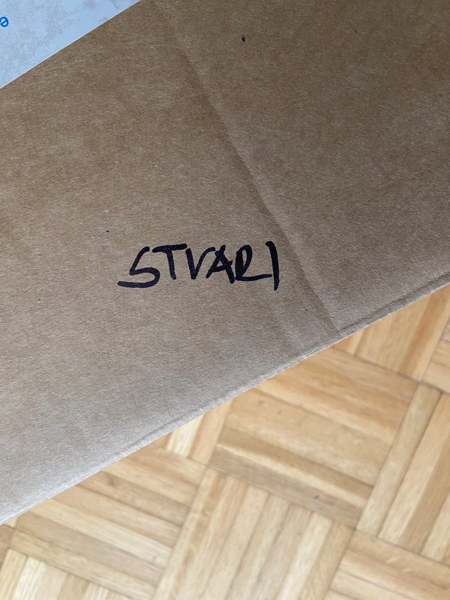 Foter mi je spakiral stvari od doma v škatle, ampak ni panike. Pravi da je označo kaj je not. 
4 take škatle mam zdaj.