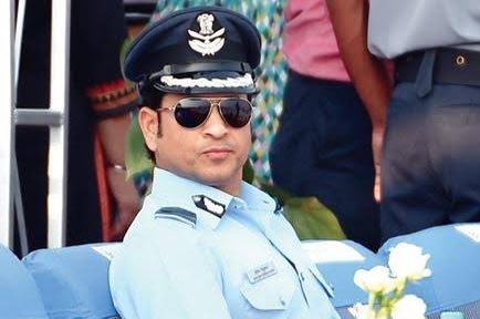 नीरज चोपड़ा सेना में जवान भर्ती हुआ। ओलंपिक में देश के लिए गोल्ड लेकर आया। पर अफ़सर नहीं बन सकता है। वहीं, सचिन तेंदुलकर को भारतीय रक्षा सेना बड़े अफ़सर यानी वायु सेना में ग्रुप कैप्टन का ओहदा दे सकती है। ये सब नियम अंग्रेजों के समय के है। जैसे, भर्ती से पहले जाति पूछने का नियम।