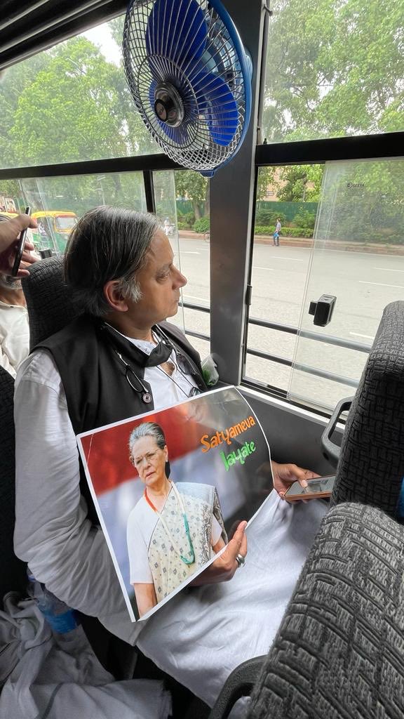 Shashi Tharoor tweet media