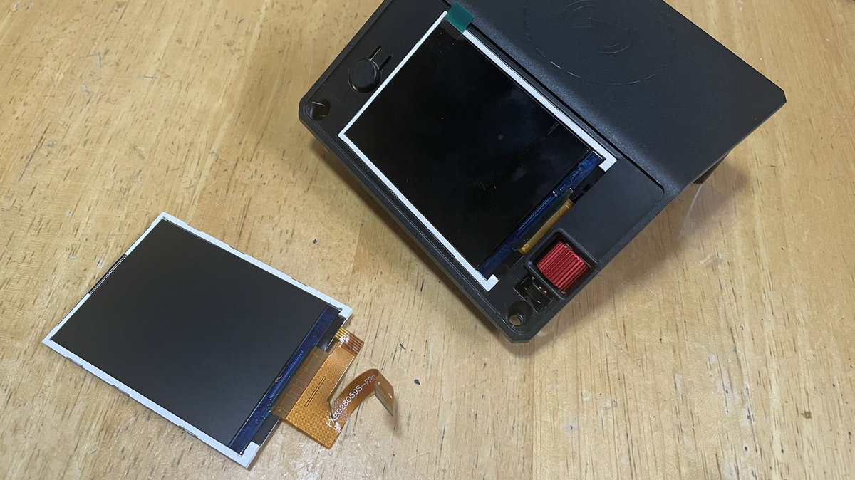 hide13981582's tweet photo. HOTA D6 PROのファンが動かなくなったので5x5x1cmのに入れ替え。
ケースは少し削って完了。
化粧パネルと同時にLCDモニタのケーブル千切ったので😭入れ替え。Aliにあってよかった。 https://t.co/bpxWFN9xm2
