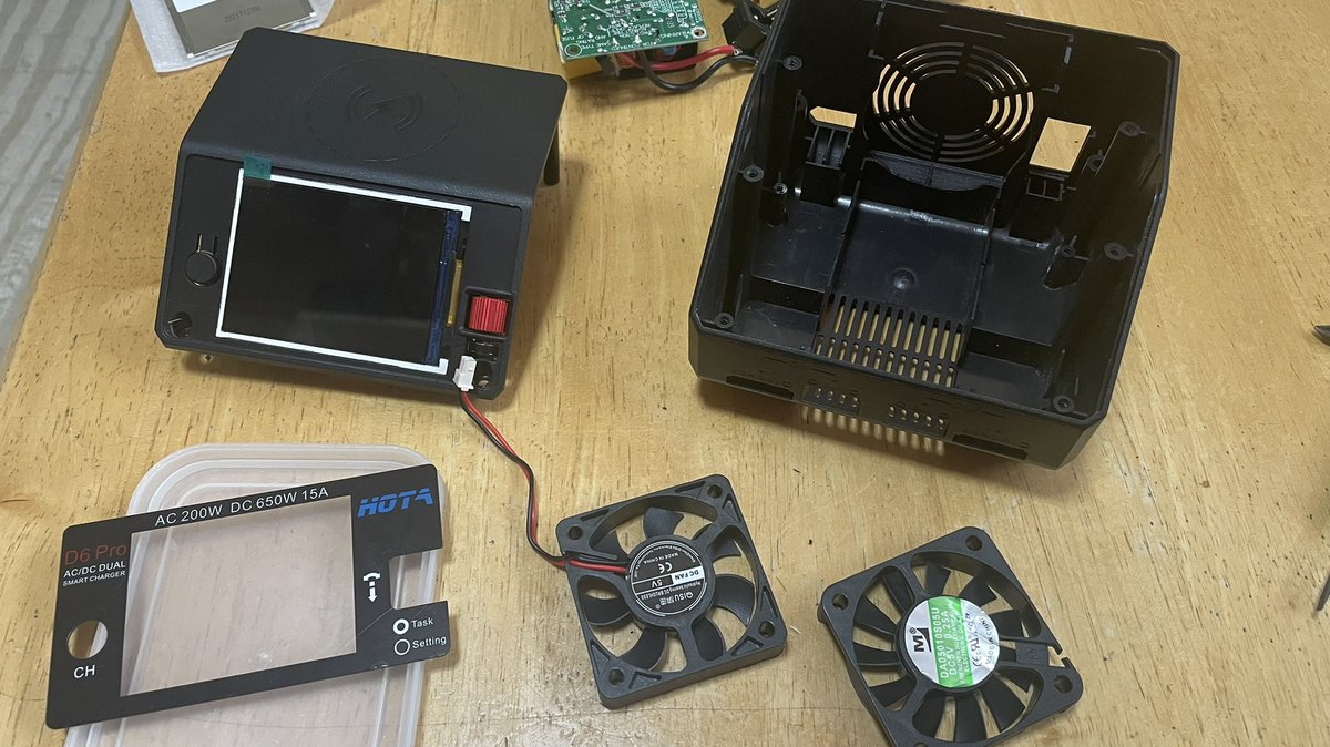 hide13981582's tweet photo. HOTA D6 PROのファンが動かなくなったので5x5x1cmのに入れ替え。
ケースは少し削って完了。
化粧パネルと同時にLCDモニタのケーブル千切ったので😭入れ替え。Aliにあってよかった。 https://t.co/bpxWFN9xm2