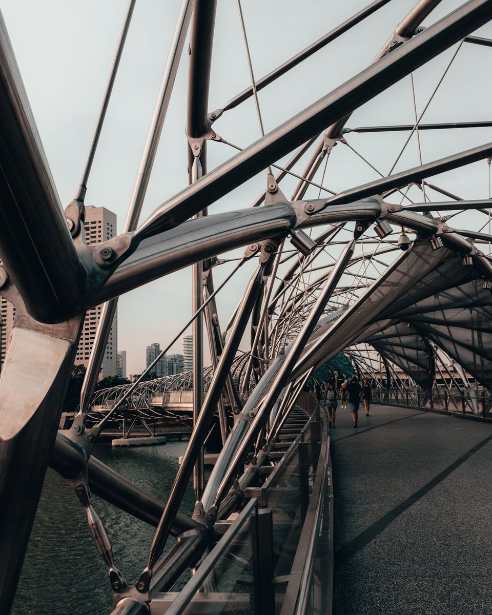 Le #nickel est omniprésent dans les industries de base, du bâtiment, du transport, de l'électronique et dans les batteries électriques. Entièrement #recyclable sans perte de qualité, il constitue une des spécialités de la filiale d'#Eramet, la SLN. 👉 lnkd.in/dRv4qNAU