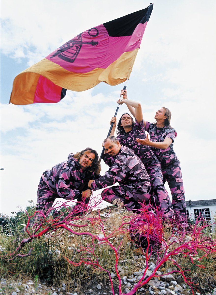kickersofass's tweet photo. Vor genau 20 Jahren sind diese Fotos entstanden. Wir waren wir die #RosaArmeeFraktion - und wollten „Sex statt Krieg“ und rockten „für den Sieg“ - heute nötiger als je… 😐
Pic.: @torstenhoenig
#rosaarmeefraktion #jbo #throwbackthursday #throwback2002 #throwback #pinkcamo https://t.co/NQN3gD2kET