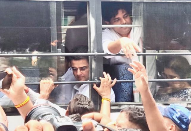 केंद्र सरकार हमें गिरफ्तार कर सकती है परंतु हमारे हौसले को तोड़ नहीं सकती।
भाजपा यह भलीभांति समझ ले कि उसके असत्य, अहंकार और तानाशाही के समक्ष सत्य न झुका है और न ही कभी झुकेगा।
#सत्य_साहस_सोनिया_गांधी