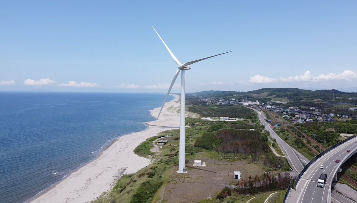 100【空撮秋田】海と風車と山　100回目は原点回帰のぐるぐるむぎゅ～！いつもメインの海の反対側には緑が広がっています！ youtu.be/wRqLRY1RpBg <a href="/YouTube/">YouTube</a>より