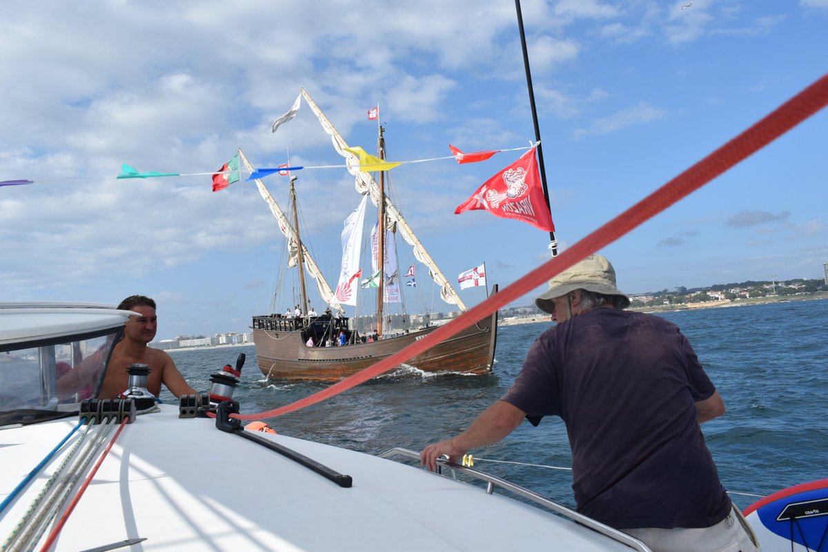 RCunchas's tweet photo. Bellas estampas en Porto las que nos dejan los Cabaleiros das Cunchas, en plena comunión con la @IacobusMaris rumbo ya hacia Galicia @Xunta @TraslatioFund @Turgalicia https://t.co/so11eVadci