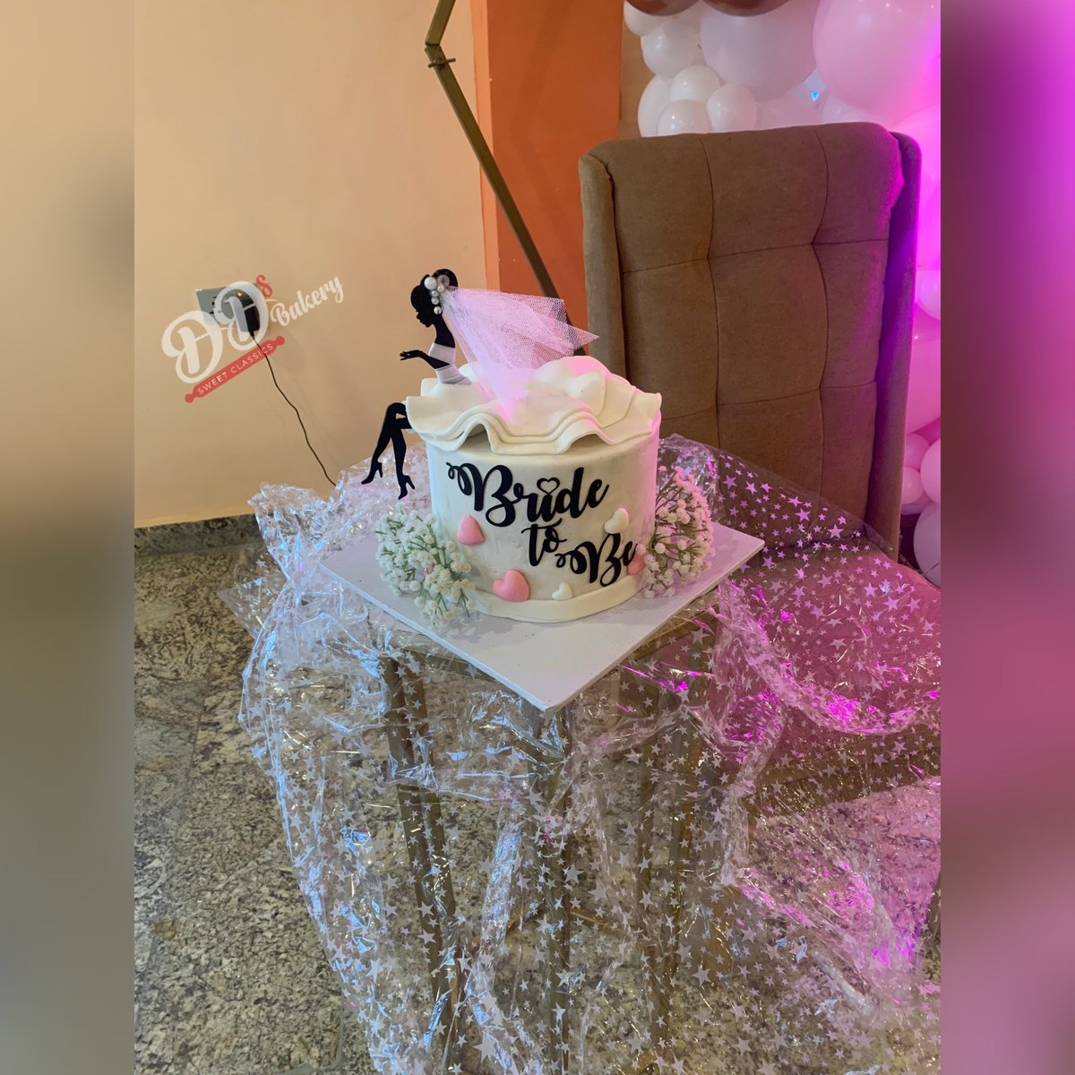 Damsdel_'s tweet photo. Bridal shower cake😋
If you're a bride-to-be or know anyone that requires my services,
Send a Dm
Link in bio. 
I'm available to take your order. https://t.co/At6eGLZzs5