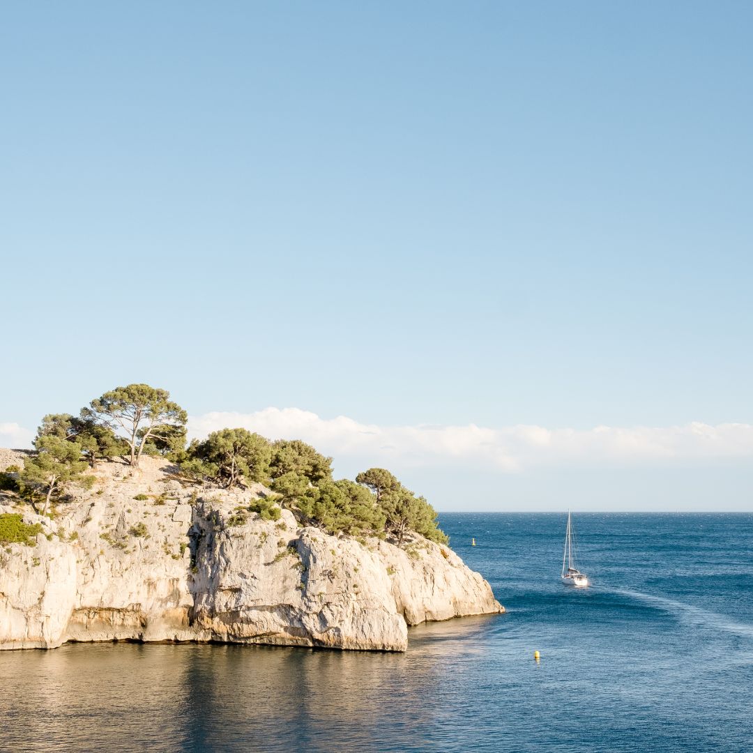 🌊🌞💙Parfum de Provence 🌊🌞💙
Fermez les yeux, et laissez-vous bercer par les accents résineux et boisés du parfum pin en Provence.
#durance #calanques #calanquesdenvau #calanquesportmiou #calanquescassis #pindeprovence #marseille #cassis #mediterannee #canicule #provence #pin