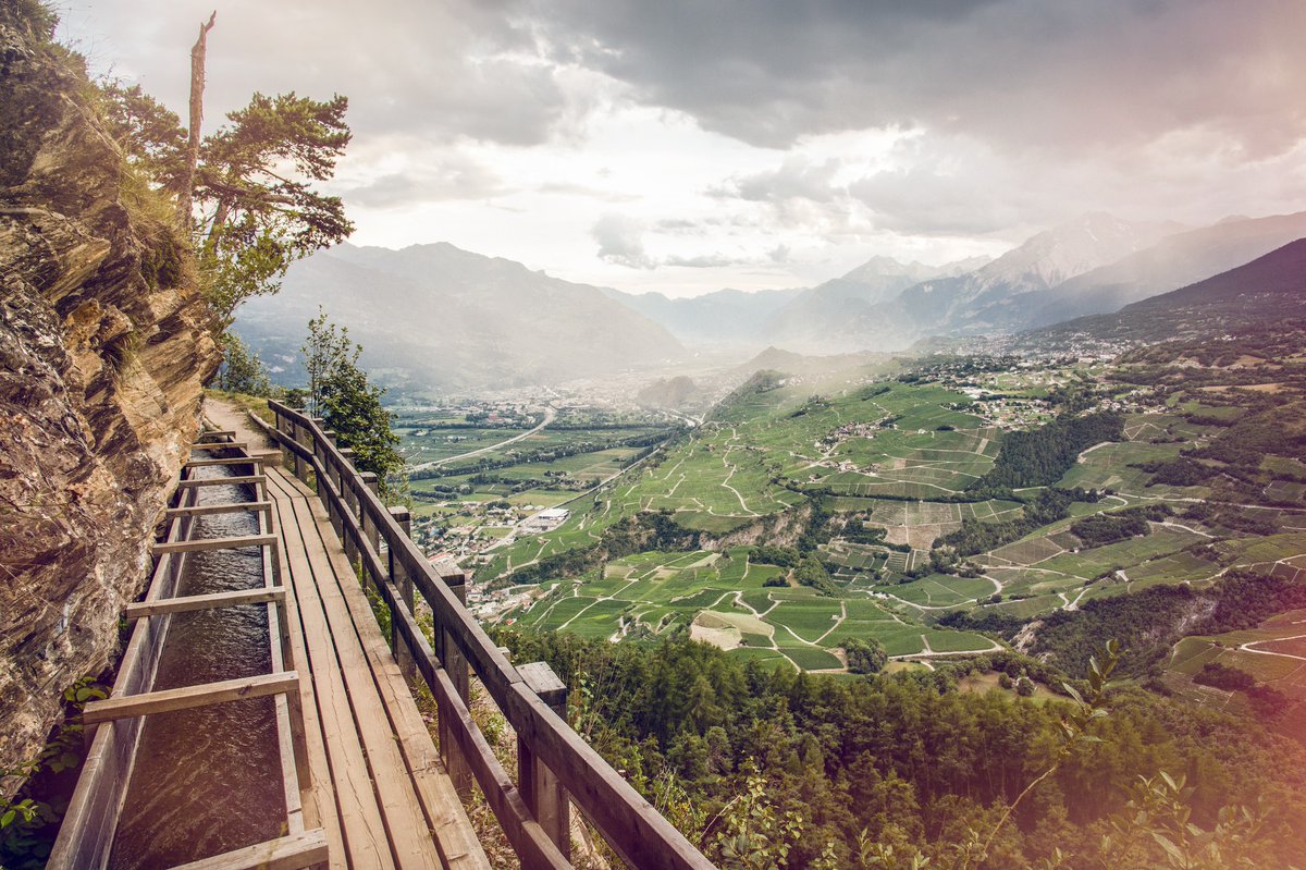 valaiswallis's tweet photo. Erlebt ein Stück Walliser Geschichte indem ihr entlang der #Suonen wandert ! Diese historischen #Bewässerungskanäle des @valaiswallis befördern das kostbare #Wasser der Gletscher in die Weiden, Weinberge und Obstgärten: https://t.co/54uHv24vEu https://t.co/8jI36sdV6r