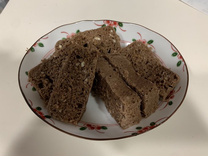 昼少なくてお腹空いたので前から作ってみたかった作り方でパンケーキ作ったでな〜
全部は多いから半分食うでな 