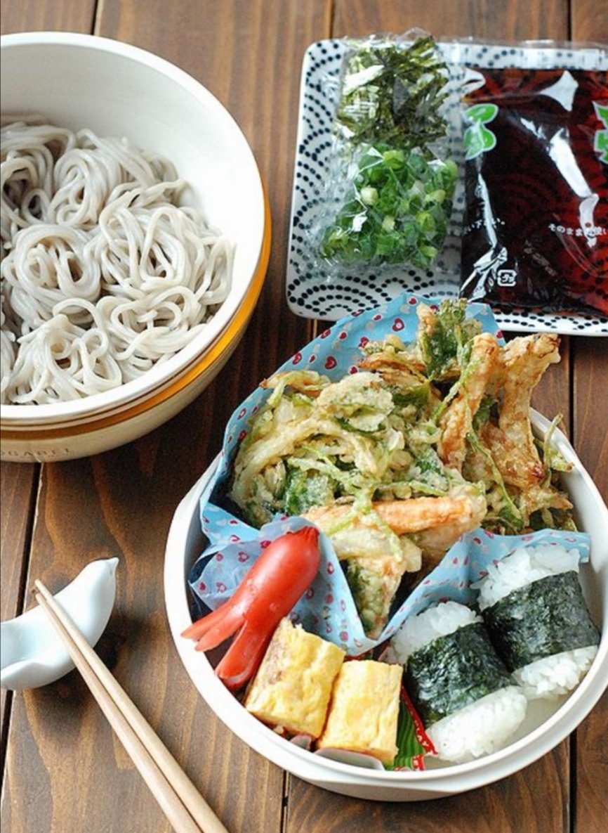 ざるそば弁当🍱今日から高校の夏休みスタート✨そして、夏期セミナーもスタートします💦今時の高校生は大変だわ～😅私は半ドンで、お料理しながらいっぱいやってます😍🍺これ、旦那には言えんわ😱💦