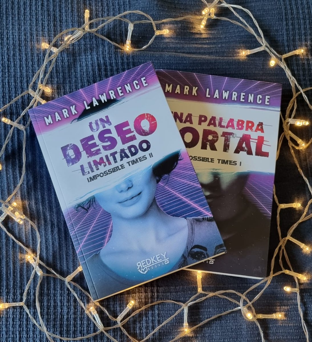 distopolis's tweet photo. Desde hoy ocupa un sitio de honor en nuestra biblioteca la segunda entrega de la trilogía IMPOSSIBLE TIMES de Mark Lawrence @Mark__Lawrence, que lleva por título UN DESEO LIMITADO y publica Red Key Books @RedKeyBooks:
https://t.co/cQj8HN6Ony
#UnDeseoLimitado #ImpossibleTimes https://t.co/KTidlHjS8w