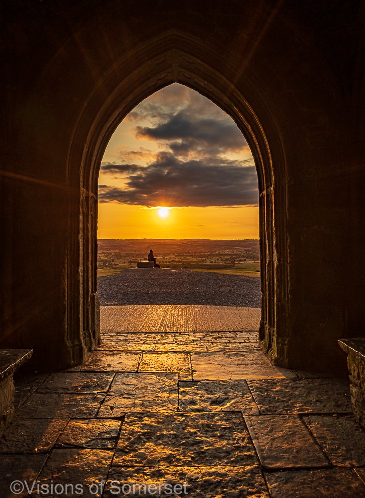 Glastomichelle's tweet image. Peaceful and golden...that was the only way I can describe sunrise today on Glastonbury Tor.