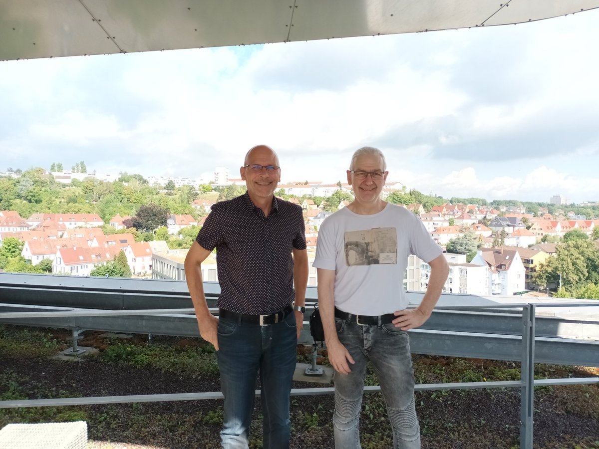 ThomasBoenig's tweet image. Und wieder ein 40-jähriges Jubiläum im Amt 17 vor unserer wunderschönen Kulisse in #Stuttgart
Peter Altenburg aus dem #OZG Team und sein Chef Hans-Hennig Hall
#DigitalMoveS
#DO_IT