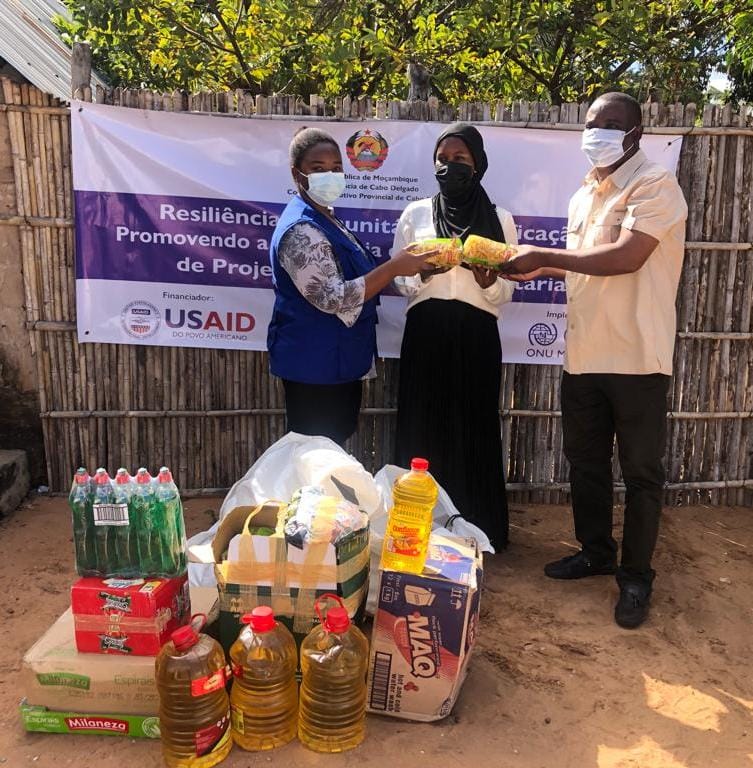 IOM_Mozambique's tweet photo. Community members, including women and youth, receive business kits to set up grocery shops in Eduardo Mondlane, Pemba.

Through its income generation project, IOM provides livelihood opportunities to promote #communitystabilization &amp; increase #socialcohesion in #CaboDelgado. https://t.co/a86kvkHGBI