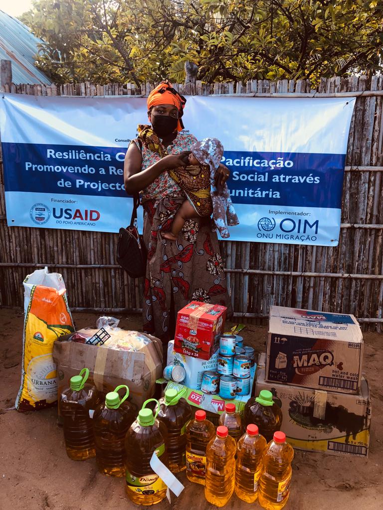 IOM_Mozambique's tweet photo. Community members, including women and youth, receive business kits to set up grocery shops in Eduardo Mondlane, Pemba.

Through its income generation project, IOM provides livelihood opportunities to promote #communitystabilization &amp; increase #socialcohesion in #CaboDelgado. https://t.co/a86kvkHGBI