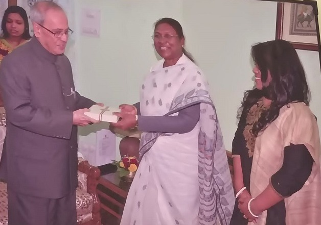 suryanandannet's tweet photo. Rarest Photo :

Past President with Future President 

#DroupadiMurmu #DraupadiMurmu #Droupadi_Murmu #Pranavda https://t.co/QKGH3h2jxG