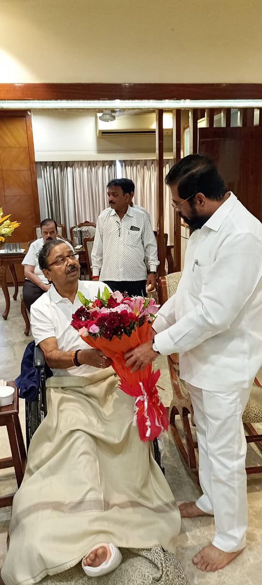 mieknathshinde's tweet photo. शिवसेनेचे ज्येष्ठ नेते व खासदार श्री.@GajananKirtikar यांची आज त्यांच्या गोरेगाव येथील निवासस्थानी भेट घेऊन तब्येतीची आस्थेने विचारपूस केली. लवकरात लवकर पुर्णपणे बरे होऊन पुन्हा एकदा सामाजिक आणि राजकीय जीवनात सक्रिय व्हावे याकरिता त्यांना यासमयी शुभेच्छा दिल्या.

#GajananKirtikar https://t.co/zMUwgLToBM