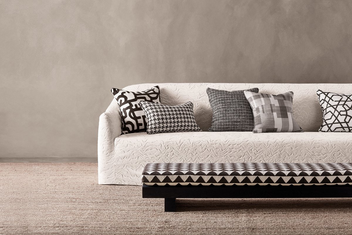 Etno-Eleganz in Naturtönen - zeitloser Kissen-Mix.
Entdeckt von #gibdirstoff 
Foto: Zinc Textile - Chiaroscuro 
 #textil #Kissen #snverlag #SNHome #Textil #Heimtextil #Wohnen #Interior #sommer #Einrichten  ´ #haustex #interiortextiles #etnolook 
dekowiki.de