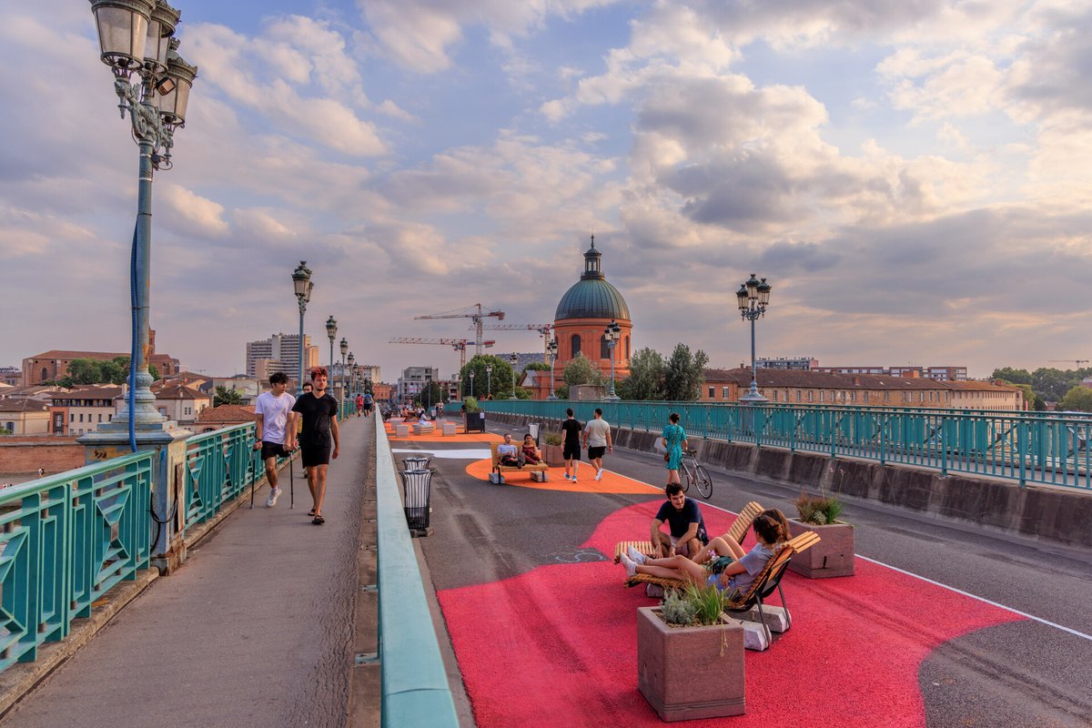 Toulouse's tweet photo. Piétons, cyclistes, amis, familles, le pont St-Pierre est à vous jusqu'au 22 août 2022. 
Pour une balade de jour, relier les deux rives en vélo le soir ou simplement s'arrêter un instant... 👉🏼 https://t.co/sqroJd2rxi https://t.co/P0UE7yToKf