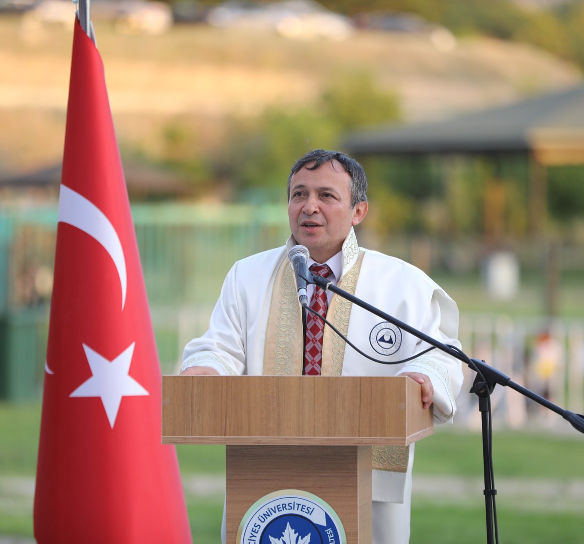 profDrCalis's tweet photo. İktisadi ve İdari Bilimler Fakültemizin 2021-2022 Eğitim-Öğretim dönemi mezunlarını ve ailelerini canı gönülden tebrik ediyor, sağlıklı, mutlu ve huzurlu bir ya��am diliyorum. https://t.co/N2DUvHanBL