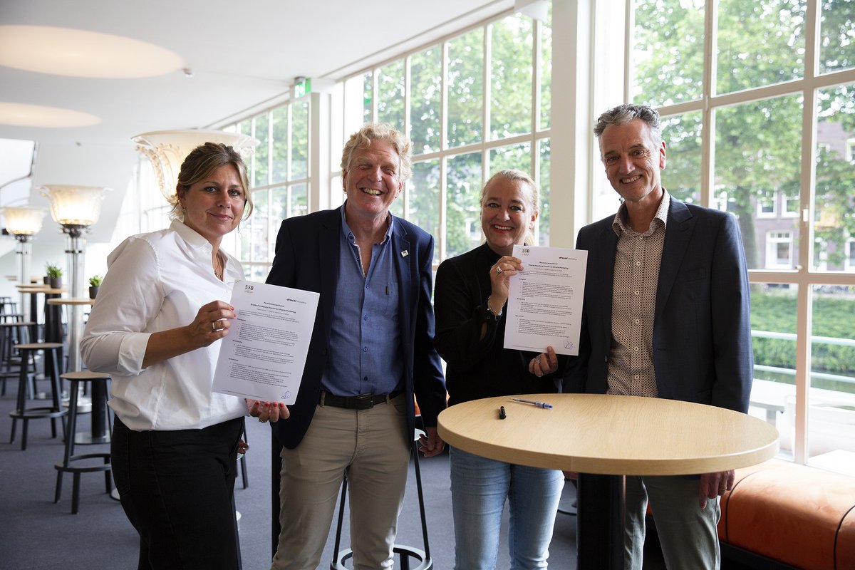 Utrecht Marketing (@utrmarketing) on Twitter photo We zijn verheugd de Stadschouwburg Utrecht (<a href="/SSBUtrecht/">Stadsschouwburg Utrecht</a>) als strategisch partner te mogen verwelkomen! Onlangs tekenden Joost Kok, directeur a.i. SSBU en <a href="/Corjansen/">Cor Jansen</a>, directeur Utrecht Marketing, een strategische samenwerkingsovereenkomst. We zijn verheugd de Stadschouwburg Utrecht (<a href="/SSBUtrecht/">Stadsschouwburg Utrecht</a>) als strategisch partner te mogen verwelkomen! Onlangs tekenden Joost Kok, directeur a.i. SSBU en <a href="/Corjansen/">Cor Jansen</a>, directeur Utrecht Marketing, een strategische samenwerkingsovereenkomst.