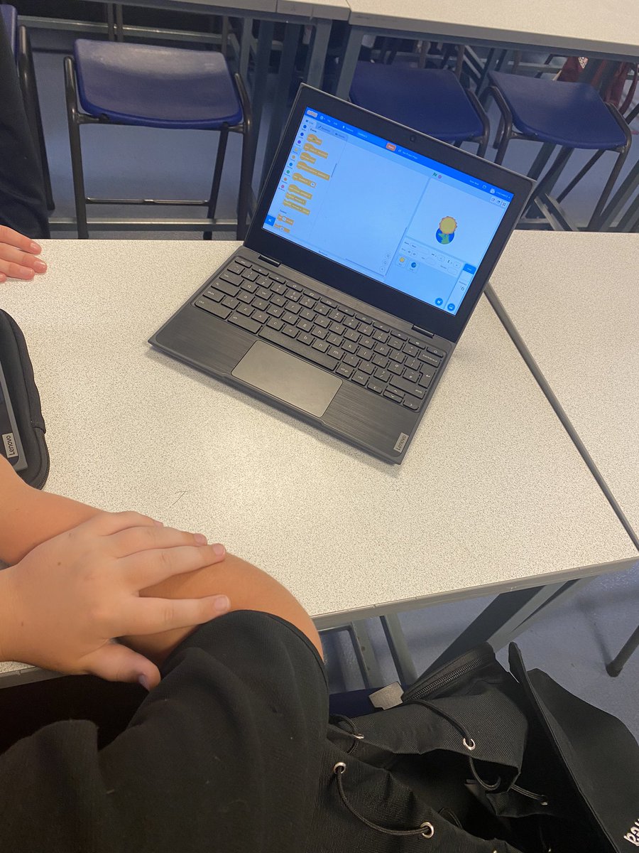 GwyddYGCRh's tweet photo. 7D yn mwynhau codio’r Ddaear yn teithio o amgylch yr Haul ar y diwrnod olaf! #STEM #Cysawdyrhaul @Technocamps 🌏☀️ https://t.co/igHoUFYe9D