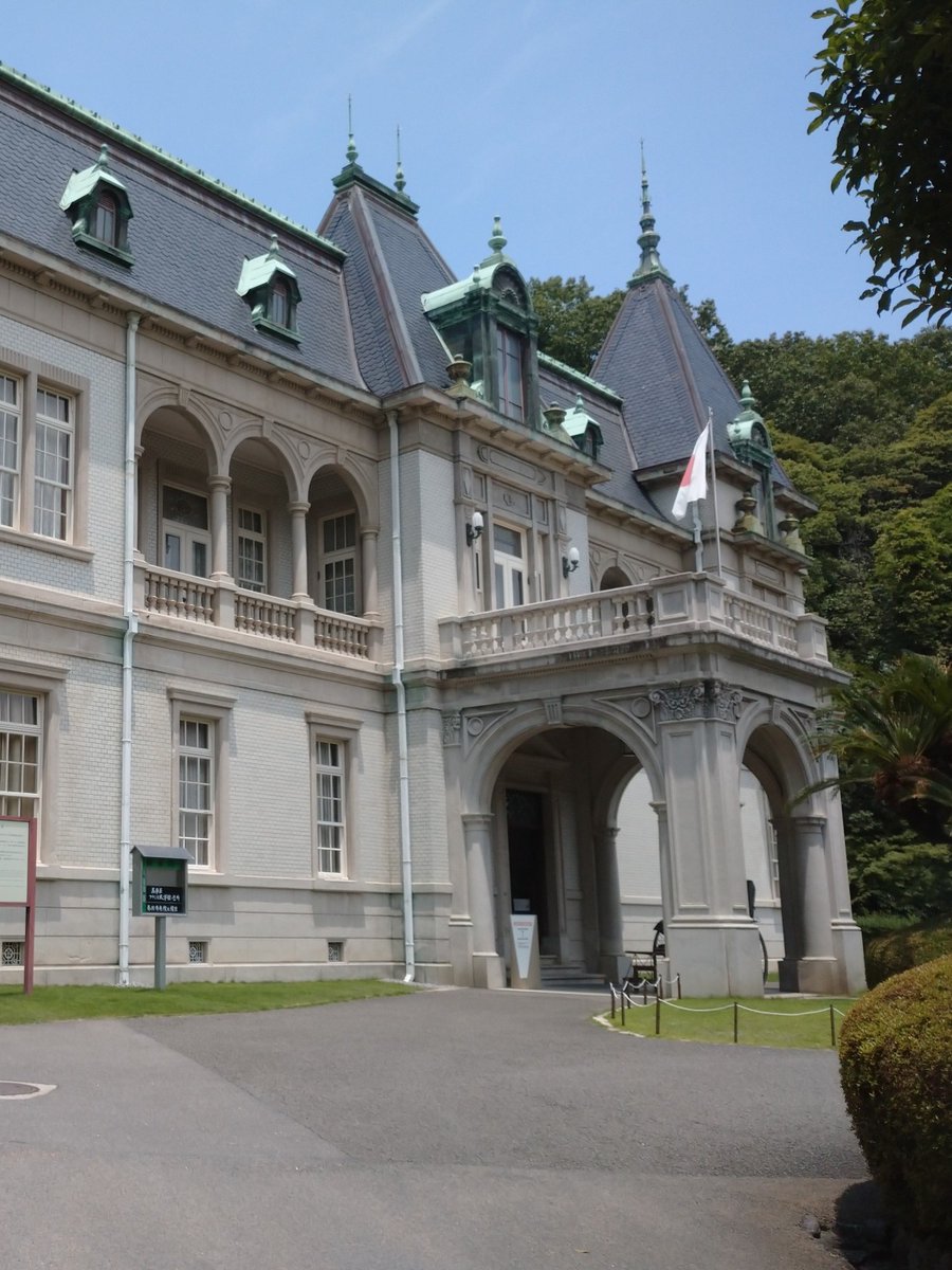 AtexCoLtd's tweet photo. 県庁の向こうに素敵な洋館をみつけたあなた！それは「萬翠荘」という建物です！旧松山藩主である久松家の子孫が、別邸として大正時代に建てたものです。船を象ったステンドグラスが綺麗ですね！#松山 #萬翠荘 #ネオゴシック建築 https://t.co/evmGhMMJE1