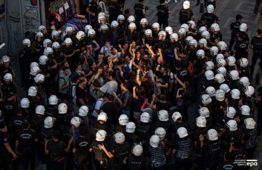 Suruç Katliamının 7. yılında gerçekleştirdiğimiz anmaya polis saldırdı. 
Aralarında okurumuzun da bulunduğu birçok kişi araçlarda darp edildi. Gözaltına alınan 12 arkadaşımız savcılığa çıkartılmak üzere bekletiliyor. 
 
Baskı ve engellemelere karşı Suruç’u anmaya devam edeceğiz!