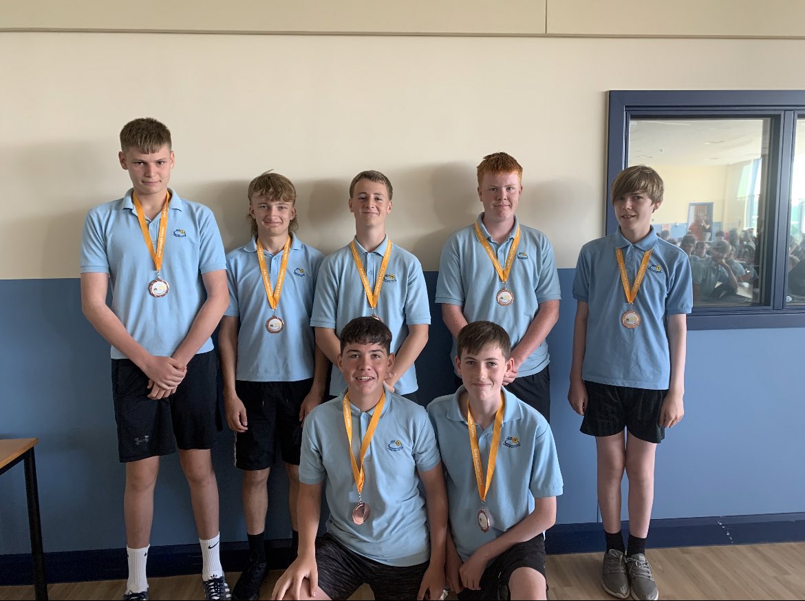 Rhai o aelodau’r côr bechgyn hŷn yn derbyn medalau efydd am ddod yn 3ydd yn Eisteddfod yr Urdd eleni! Llongyfarchiade bois!! #balch <a href="/CerddYGGwyr/">Adran Gerdd YGGwyr</a> <a href="/yggwyr/">yggwyr</a>