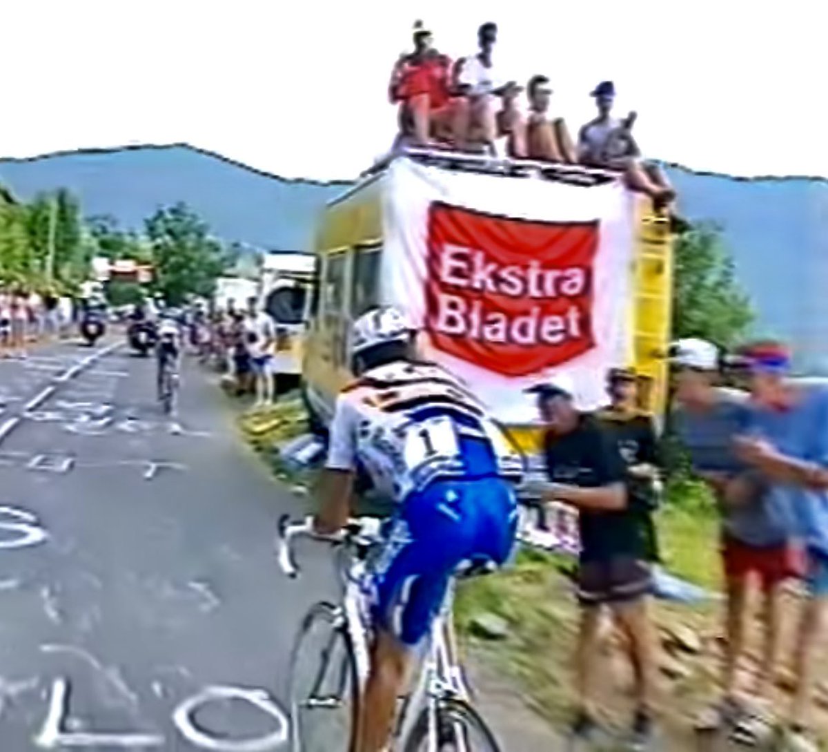 Hautacam 1996. Den femdobbelte tourvinder Indurain er sat efter angreb fra Bjarne Riis i gult. 

I dag venter Hautacam. Den dobbelte tourvinder Pogacar mod Jonas Vingegaard i gult. 

Følg med på <a href="/EkstraBladet/">Ekstra Bladet</a> #tourdk