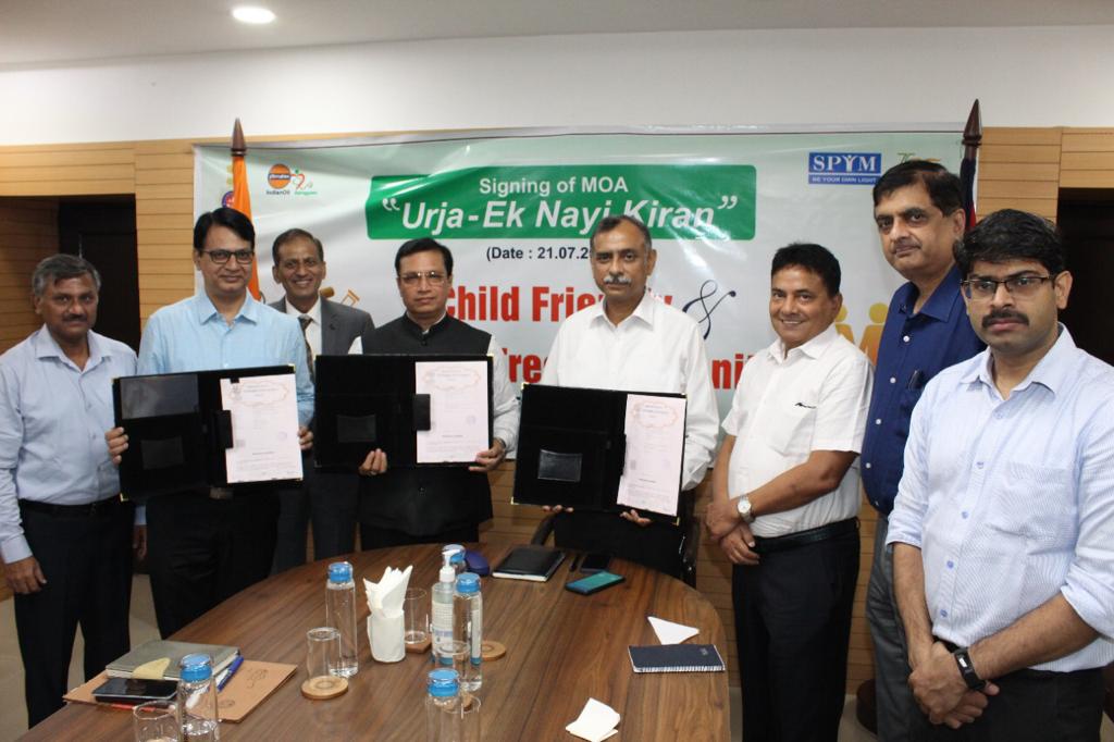 ioclpunjab's tweet photo. ED&amp;SH,PSO Sh.Jitendra Kumar exchanged MoA with DGP, Chd Police Sh.Praveer Ranjan &amp; Sh. Manish, SPYM for a unique CSR project "URJA- EK NAYI KIRAN"-"A Child friendly &amp; Drug free Society". Sh.Ketan Bansal, SP,CP Sh Manish SPYM &amp; GM(CSR), PSO Sh.Arif Akhtar signed the MoA today
#CSR https://t.co/KVOUv8Ai03