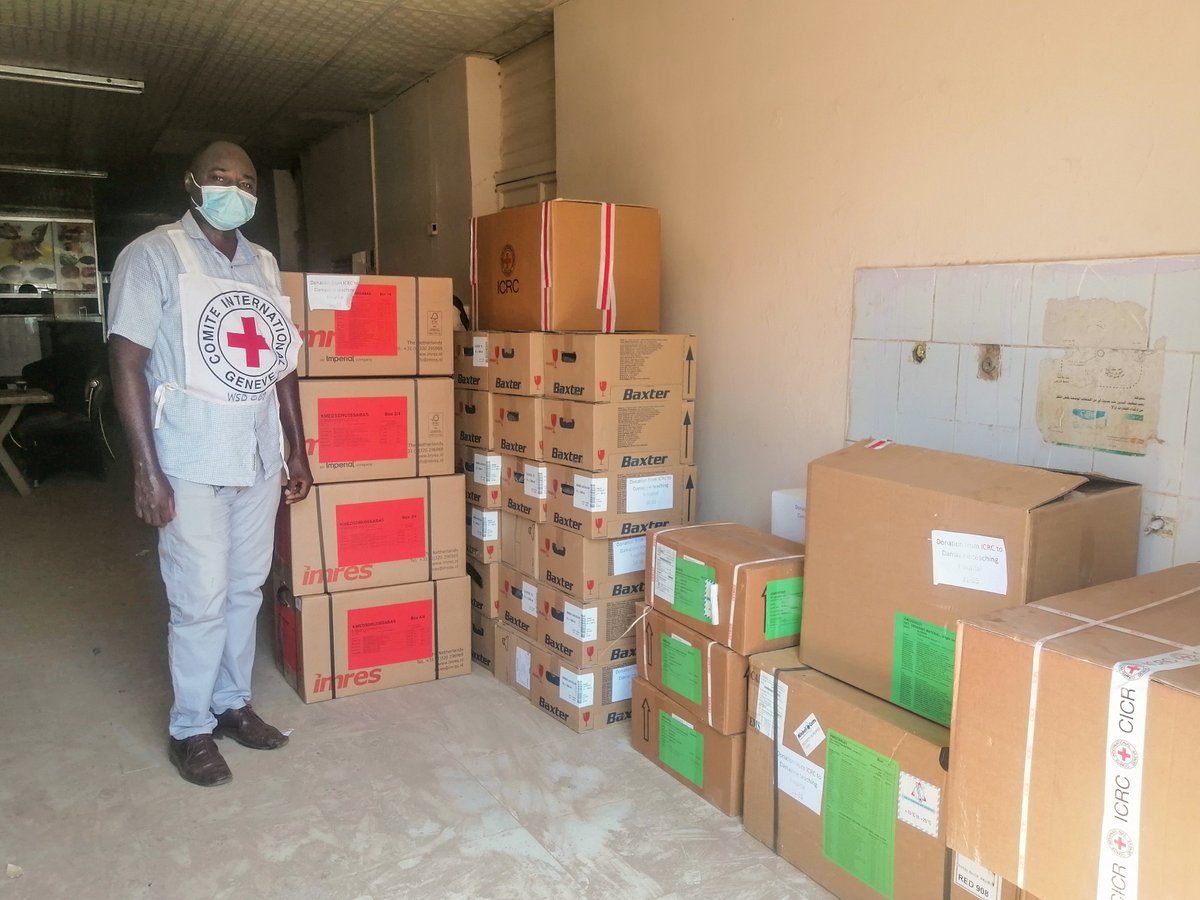 ICRC_Sudan's tweet photo. استجابة للأزمة في إقليم النيل الأزرق، قامت اللجنة الدولية للصليب الأحمر في السودان بالتبرع بـ 346 ك.غ من مواد علاج الإصابات الجراحية لمستشفى الدمازين التعليمي بالتنسيق مع وزارة الصحة بالولاية. تحتوي الأطقم على ما يكفي من الأدوية والسوائل والمواد الأخرى لعلاج 400 مصاب بجروح خطيرة. https://t.co/1mgdeyz1pC