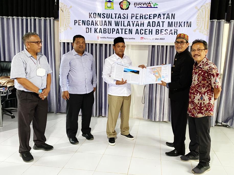 Cahaya dari Serambi Mekkah : Pengakuan Wilayah Adat Mukim di Kabupaten Aceh Besar
brwa.or.id/news/read/529
<a href="/qwidodo/">Kasmita Widodo</a> <a href="/AbdonNababan/">Abdon Nababan</a> <a href="/rsombolinggi/">Rukka sombolinggi</a> <a href="/hanavink/">Imam lCongorisl Hanafi</a> 
#wilayahadat #masyarakatadat #pengakuanwilayahadat #BRWA