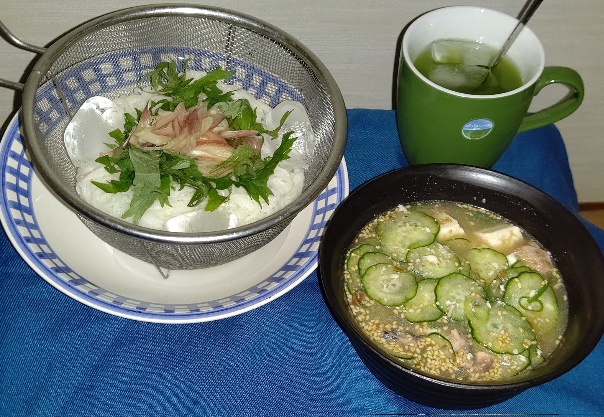 りくにぃ 冷や汁とそうめんを合わせてみた ティーカップはグリーンティー 冷や汁の具材はいつもどおりで 味噌汁使うところを創味のそうめんつゆで 味噌汁のままでも美味そうだがw 今回のサバ缶は梅サバ缶 そうめんに