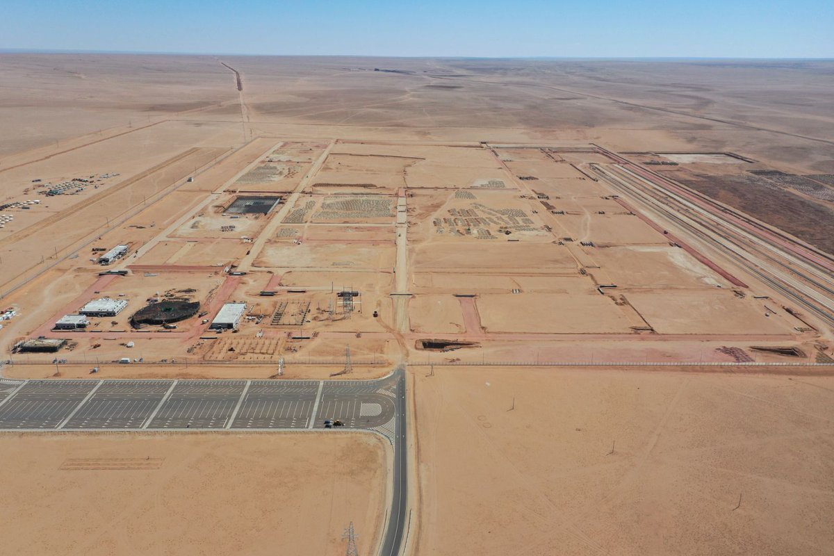 ministry_mining's tweet photo. Газрын тос боловсруулах үйлдвэр нь EPC-1,2,3,4 гэсэн 4 багц төслөөс бүрдэнэ. EPC-1 төслийн ерөнхий гүйцэтгэгч Энэтхэгийн “Жэй Эм Си Прожэктс” ХХК болон Монголын 21 туслан гүйцэтгэгч компанийн нийт 641 хүн, 250 нэгж техниктэйгээр 2022/11/29-нд төслийг хүлээлгэн өгөхөөр ажиллаж бна https://t.co/qqwkmOtNQi