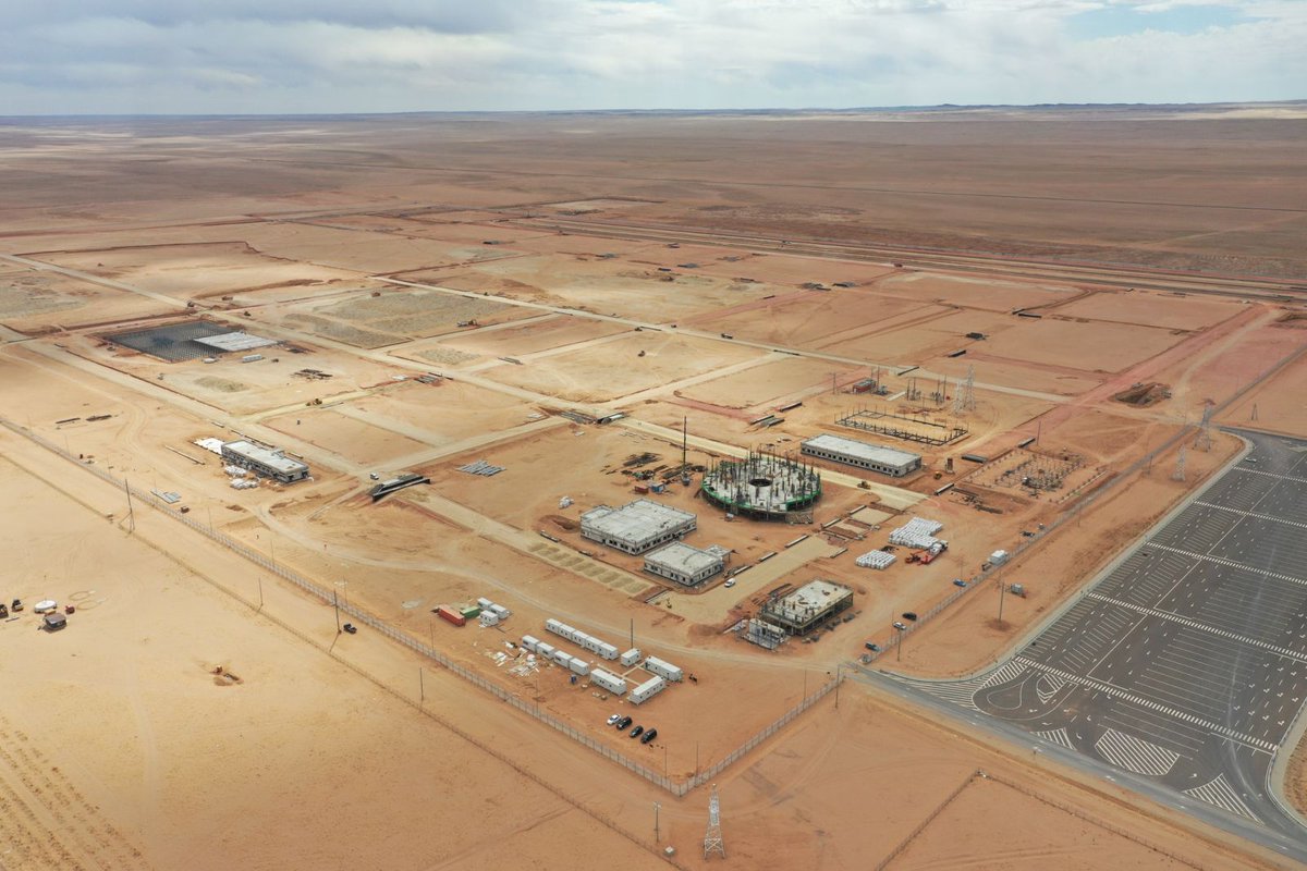 Газрын тос боловсруулах үйлдвэр нь EPC-1,2,3,4 гэсэн 4 багц төслөөс бүрдэнэ. EPC-1 төслийн ерөнхий гүйцэтгэгч Энэтхэгийн “Жэй Эм Си Прожэктс” ХХК болон Монголын 21 туслан гүйцэтгэгч компанийн нийт 641 хүн, 250 нэгж техниктэйгээр 2022/11/29-нд төслийг хүлээлгэн өгөхөөр ажиллаж бна