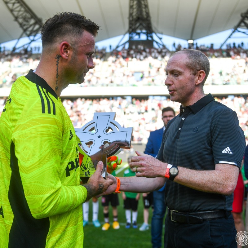 CelticFC's tweet photo. 📸 Paying Tribute in Pre-season Test
Check out the full #LEGCEL photo gallery below ⤵
#SuccessNeverRests | #COYBIG🍀