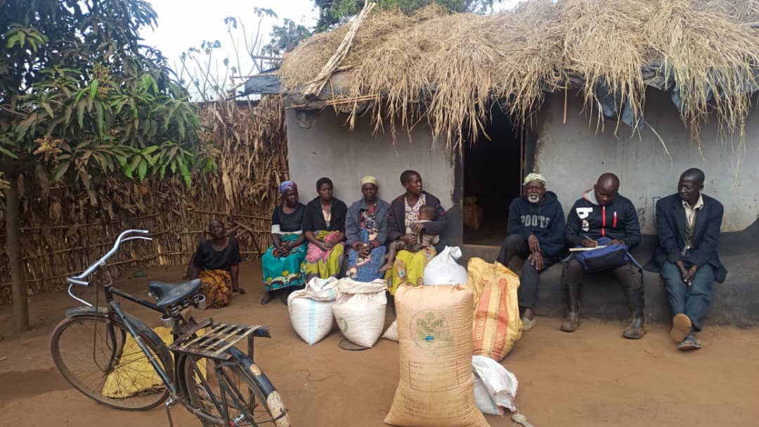 EquitasMw's tweet photo. Some of the farmers at Pundu in Lilongwe having their groundnuts, CG7 (red) and Chalimbana (white), checked by agricultural advisor if they are ready to look for a market. #EquitasMW #CG7 #Farming https://t.co/G4SPOtaGaK