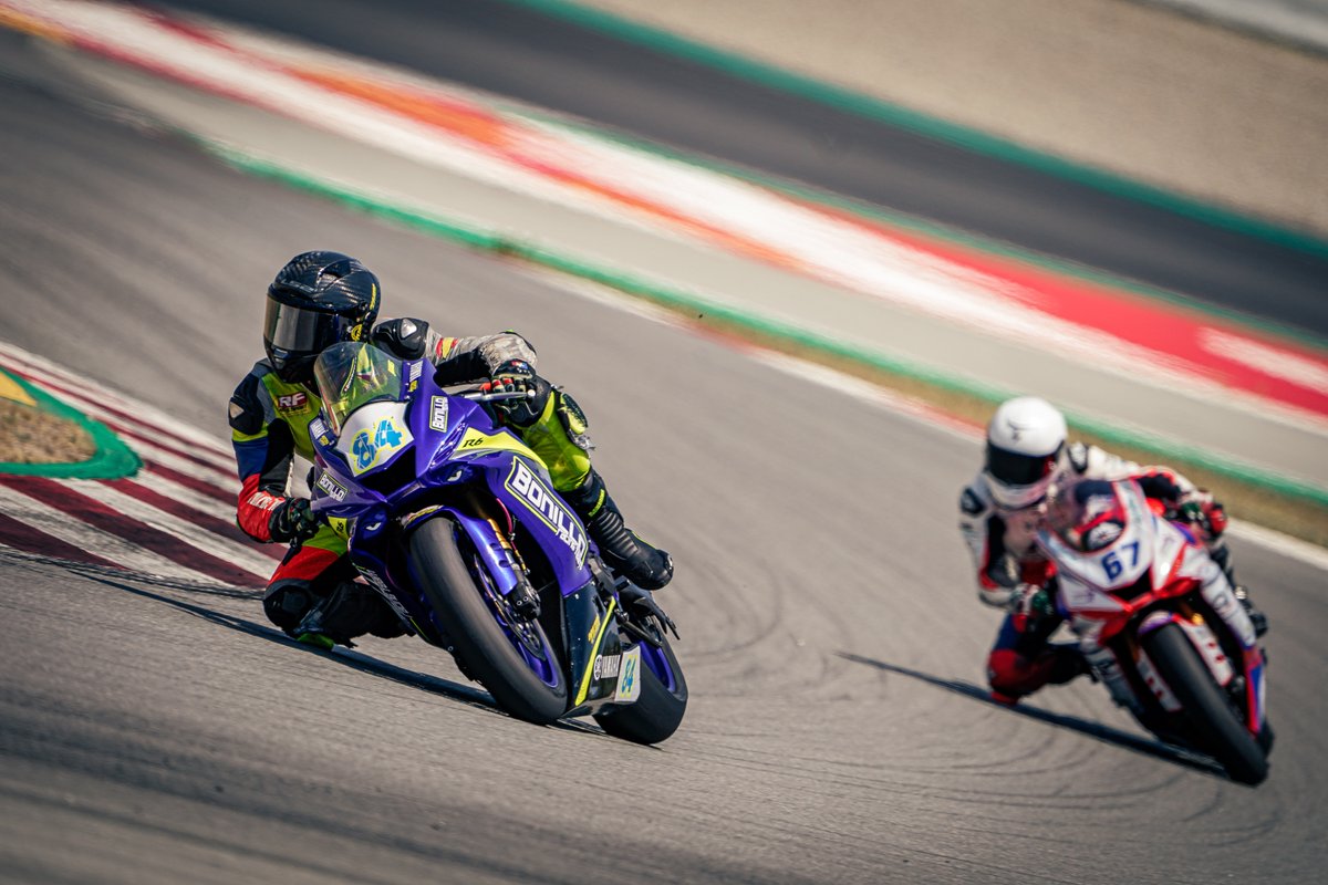 yamahar6cup's tweet photo. Os dejamos una muestra de lo bonito que fue el pasado fin de semana la prueba de Barcelona. ¡Ya tenemos ganas de que llegue la próxima!
#Yamaha #RacingDreams #Michelin #SprintFilter #BobExhausts #Bahco #FUCHS #AndreaniMHS #Termorace #MotorExtremo #MIVV #Deepmoto https://t.co/hIjWYaD0x7