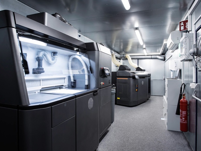 DaimlerTruck's tweet photo. #DidYouKnow that we have been working intensively on additive manufacturing since 2016? The Center of Competence 3D-Printing at Daimler Buses comes in handy when certain components are missing in production or when spare parts are required 🔧 https://t.co/dPcYbdSKig