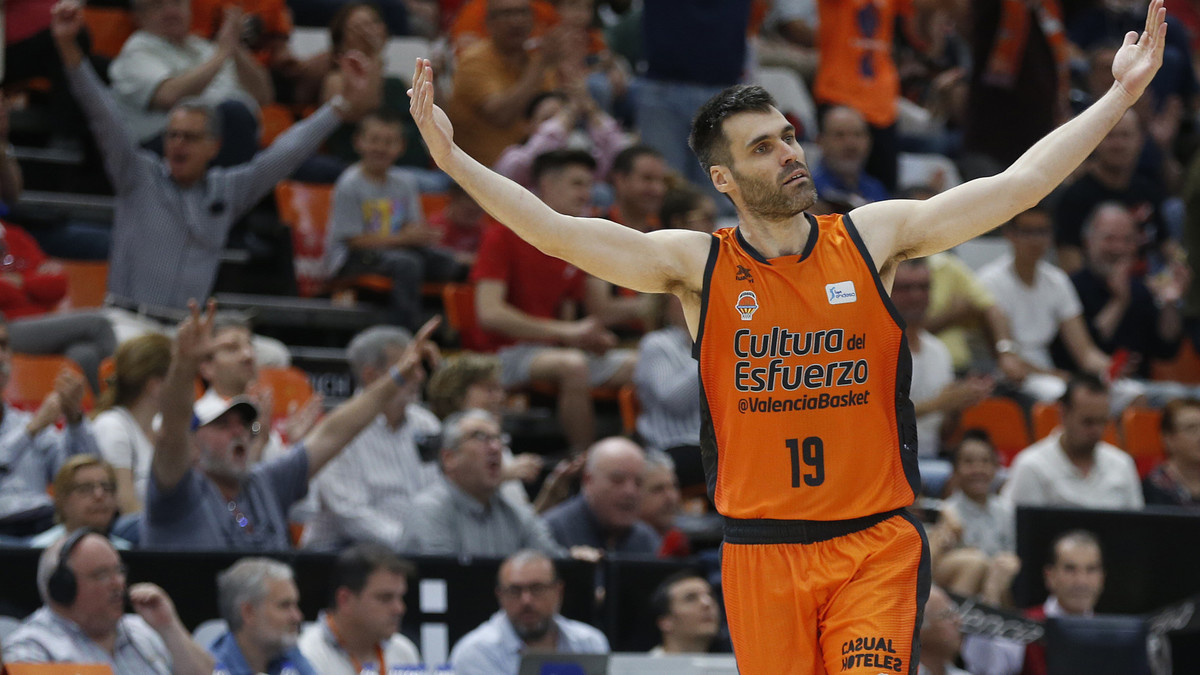 LaZonaprevias's tweet photo. FOTO 21. SAN EME.
Leyenda viva del baloncesto español. Don Fernando San Emeterio Lara. En su palmarés cuenta con una Eurocopa Fiba, dos Ligas ACB, 1 copa del Rey y dos supercopas Endesa sin haber jugado nunca en Barça o Madrid. https://t.co/1NPVZzvCjL